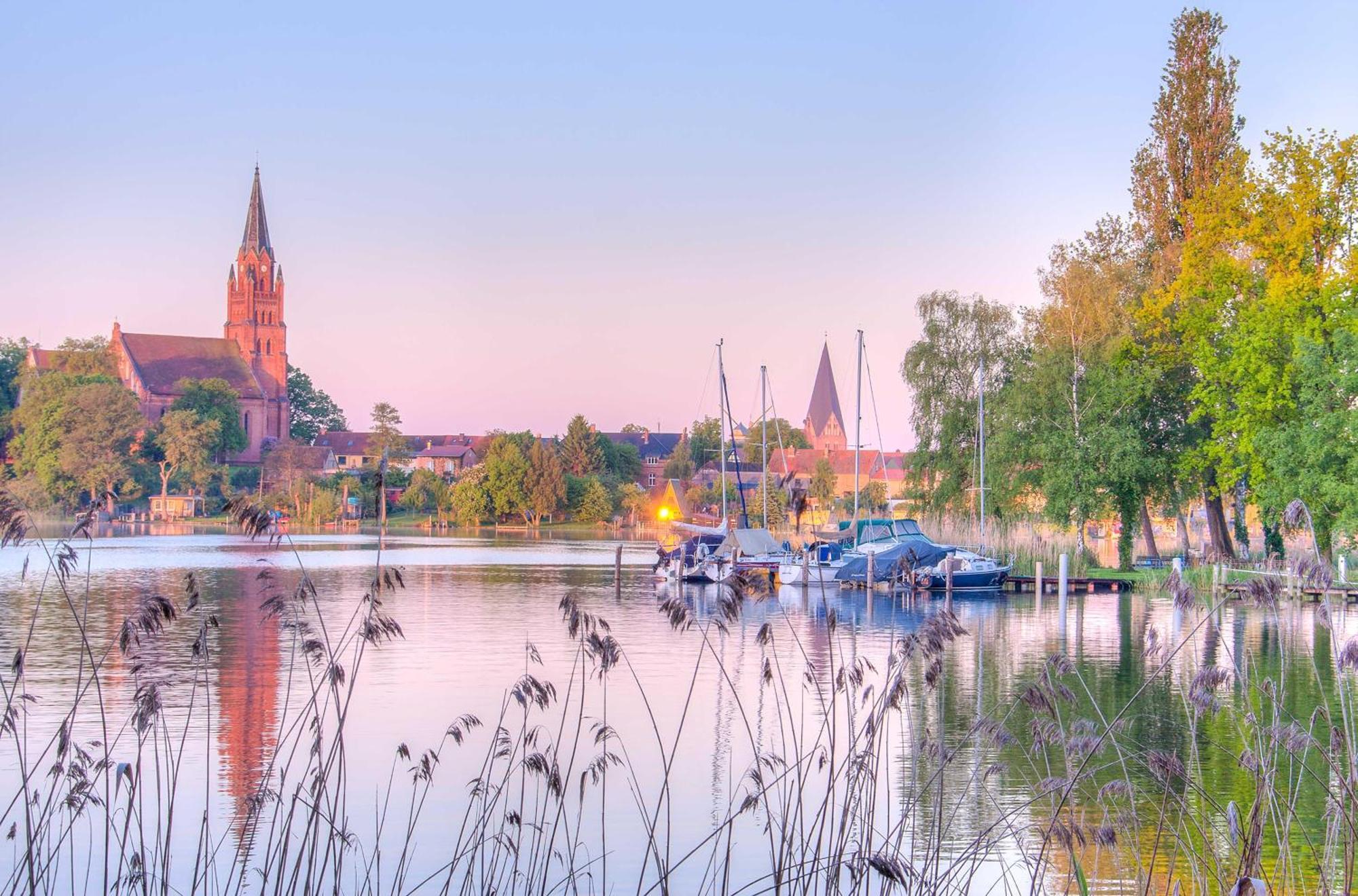 Kranichrast Am Roebeler Stadthafen Esterno foto