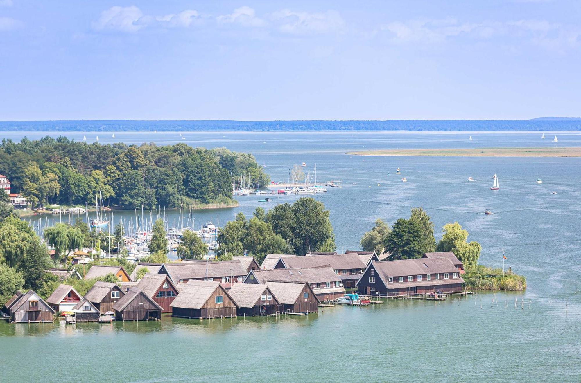 Kranichrast Am Roebeler Stadthafen Esterno foto