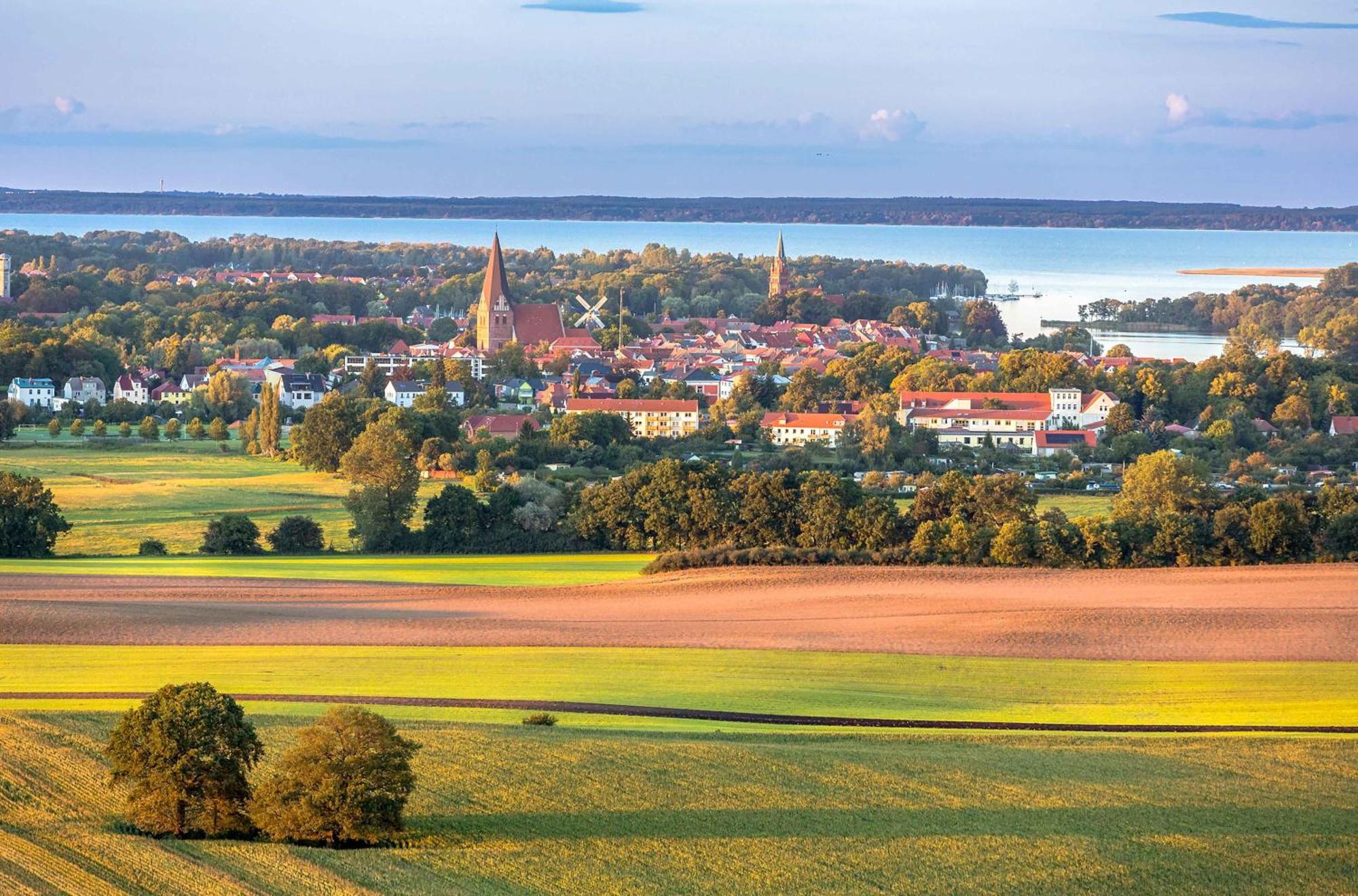 Kranichrast Am Roebeler Stadthafen Esterno foto